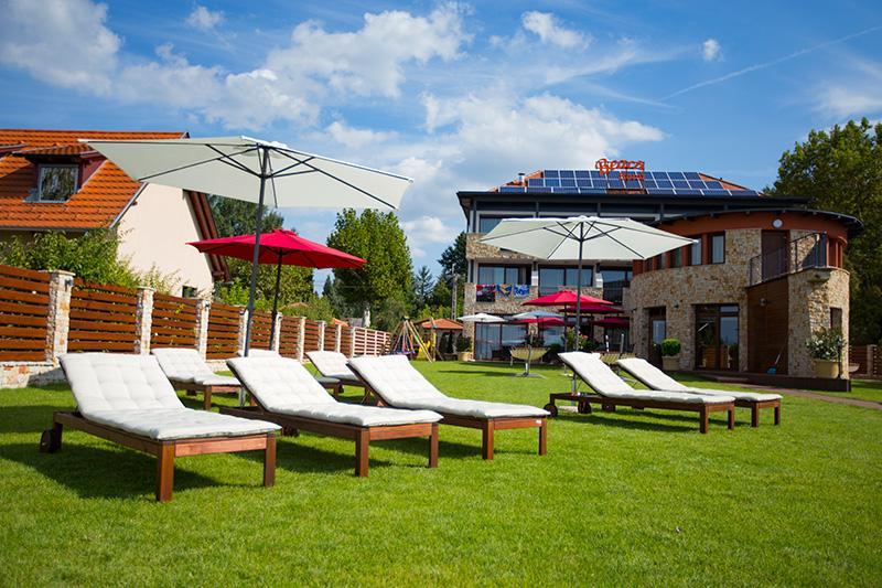 Pole Position Beach Hotel Balatonszarszo Buitenkant foto